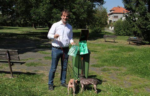 3 miliony sáčků a nové zásobníky: Praha 4 chce městskou část vyčistit od „psích hovínek“