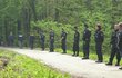 Les u malenovického hradu po »psím« nálezu pročesávaly desítky policistů.