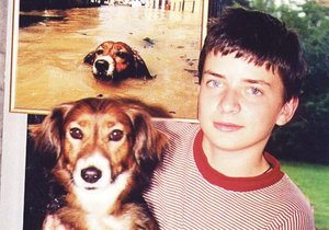1998 Rok poté – Vasil Tesař (tehdy 13) s Guvernérem, který rovněž plaval v ulici. Pejsek je v psím nebi. Vasil žije ve Švýcarsku a má yorkšíra.