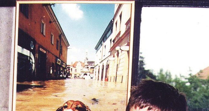 1998 Rok poté – Vasil Tesař (tehdy 13) s Guvernérem, který rovněž plaval v ulici. Pejsek je v psím nebi. Vasil žije ve Švýcarsku a má yorkšíra.