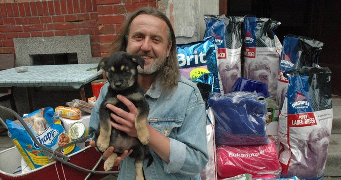 Liboru Kurnickému zůstal jen jeho milovaný Matýsek. Ten má díky čtenářům Blesku postaráno na dlouhou dobu o kvalitní stravu.