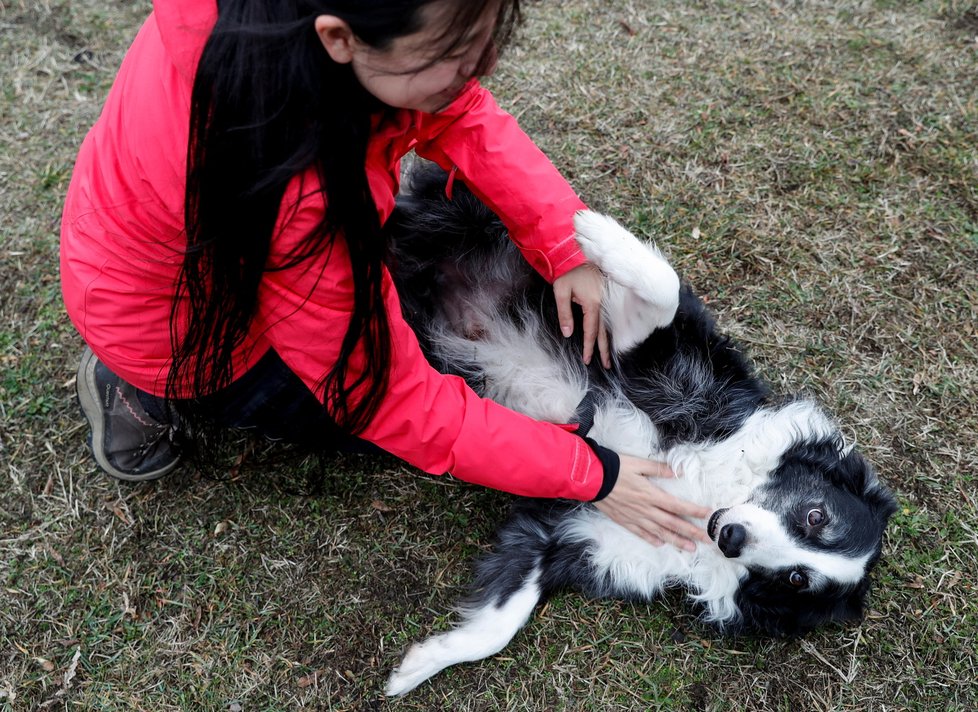 Vědkyně Laura Cuayaová a její pes Kun-Kun