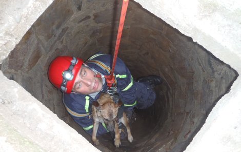 Hasič neohroženě 2 slanil do studny, aby psa zachránil.