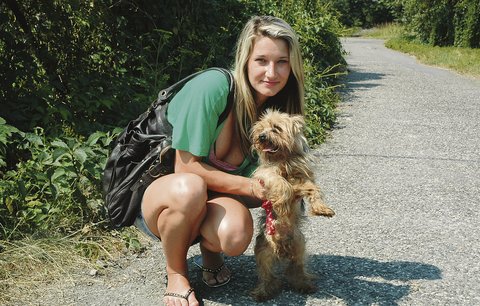 Lidské bestie: Psa hodili do žumpy!