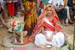 Indická dívka si vzala psa