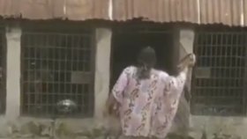 Žena v ulicích Lagosu zbila desetileté dítě a pak ho zavřela do klece mezi psy.