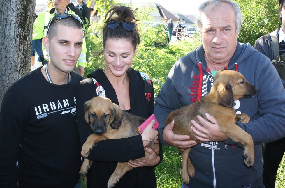 Organizátorovi pochodu se podařilo odkoupit nové psy, které si rodina tyranky pořídila