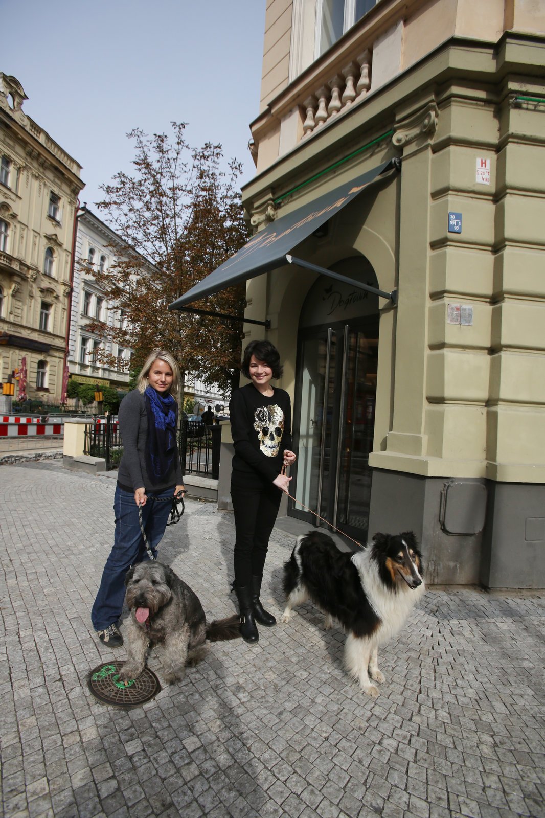 10:00 - Kookiho a Astu si přebírá i majitelka Dogtownu paní Linda. A hurá, jde koupat, mydlit, stříhat a zkrášlovat oba pejsky. Ti jsou zatím vyjukaní, nevědí, co se děje.