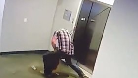 Šokující video: Muž zachránil pejska před uškrcením poté, co se jeho vodítko zaseklo ve výtahu!