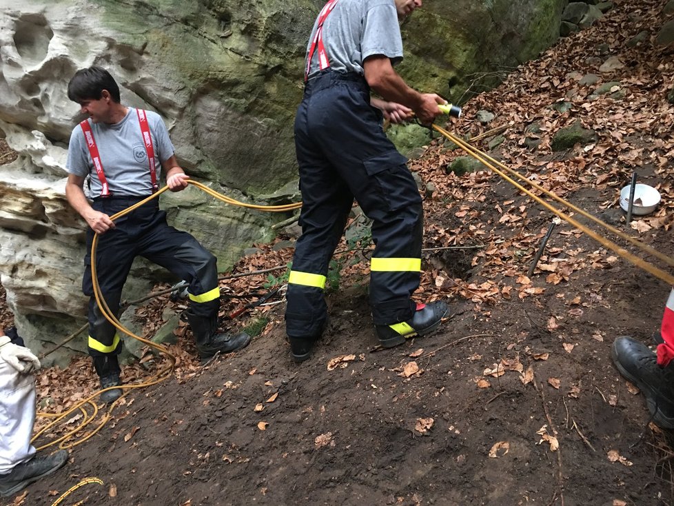 Záchranáři se snažili pejska vyprostit marně, nakonec se dostal ven sám.