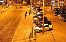 Taxikář vláčel za autem psa na vodítku!