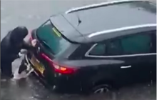 Hafan pomáhá paničce tlačit zatopené auto!