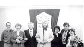 Rok 1985: Ivo Pešák pózuje s novomanželkou Miladou (s kyticí), se svědky (Pešákův kamarád Jan Jonáš stojí druhý zprava) a oddávajícím krátce poté, co si řekli ANO.