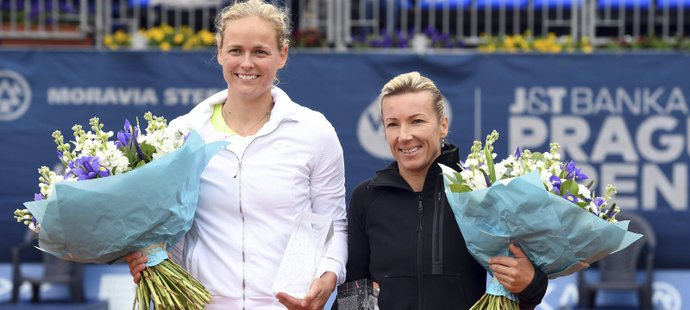 Ana-Lena Gröenefeldová a Květa Peschkeová, vítězky finále čtyřhry proti dvojici Lucie Hradecká a Kateřina Siniaková