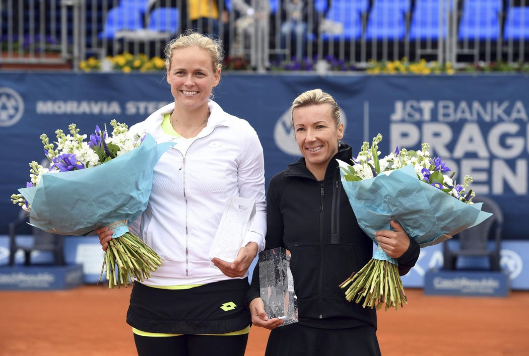 Ana-Lena Gröenefeldová a Květa Peschkeová, vítězky finále čtyřhry proti dvojici Lucie Hradecká a Kateřina Siniaková