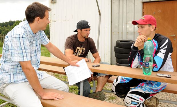 Redaktor Sportu Jiří Uhlíř (vlevo) se Smržem a Peškem. Redaktor Sportu Jiří Uhlíř (vlevo) se Smržem a Peškem.