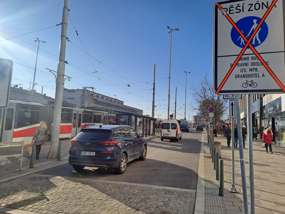 Jihomoravský krajský úřad nařídil Brnu zrušit pěší zónu u hlavního nádraží. Město ji s velkou slávou otevřelo teprve vloni.
