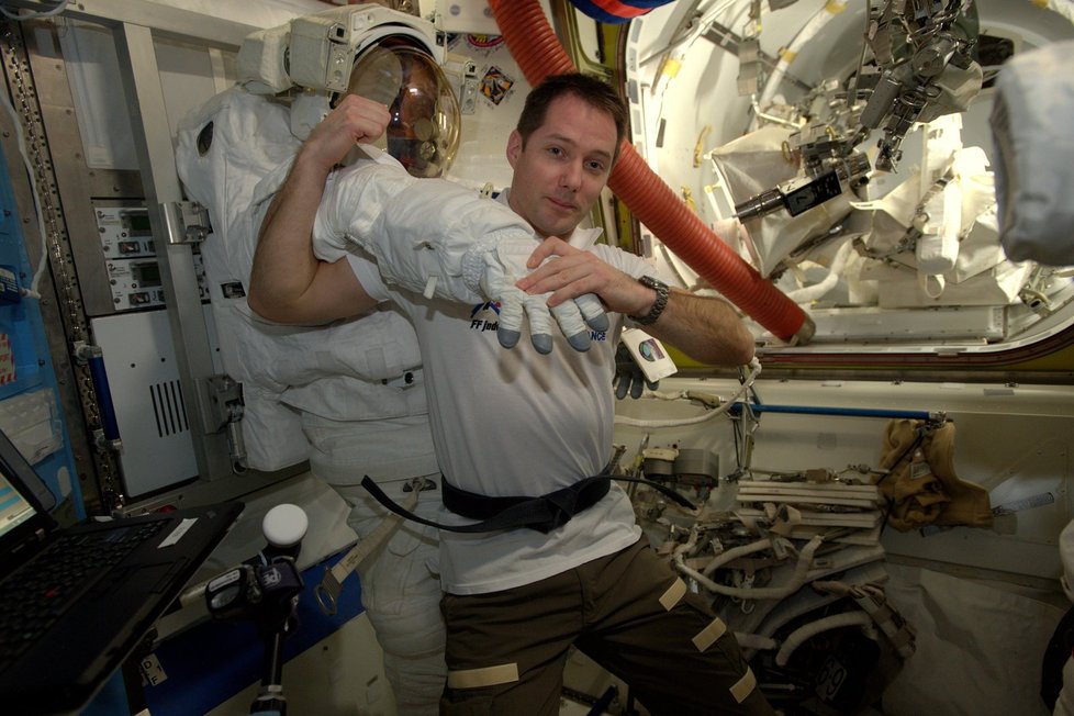 Thomas Pesquet si posledně vzal na ISS svůj černý pás v džudu.