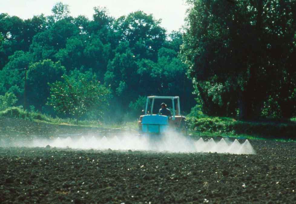 Evropská unie zakázala tři běžně používané pesticidy. Čeští zemědělci věští problémy.