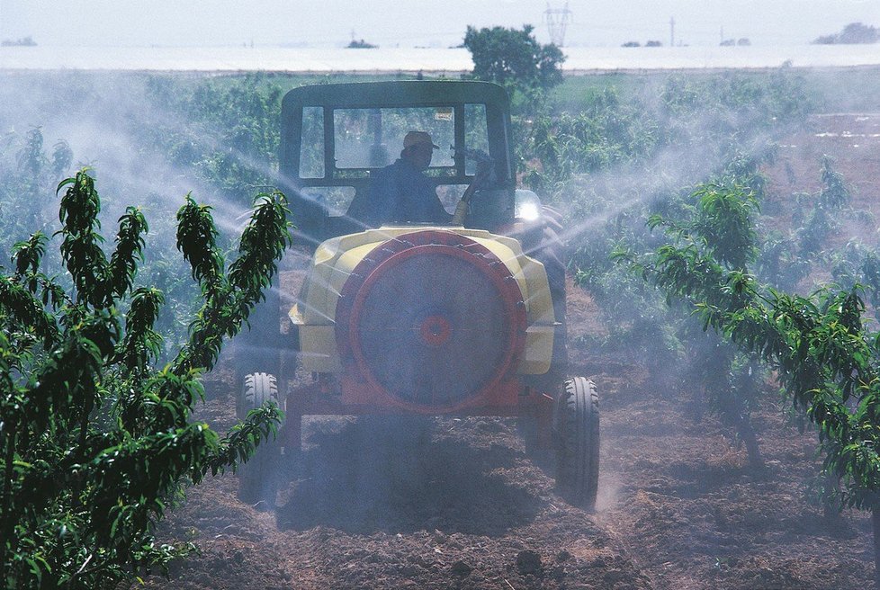 Obchod s nelegálními pesticidy ročně vynáší miliardy eur a každým rokem se zvětšuje. Odborníci bijí na poplach (ilustrační foto)