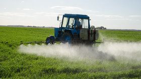 Obchod s nelegálními pesticidy ročně vynáší miliardy eur a každým rokem se zvětšuje. Odborníci bijí na poplach (ilustrační foto)