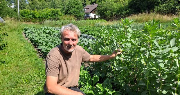Petr Poloczek (59) z Bystřice na Třinecku vybudoval na neplodné půdě zahradu a políčko, které uživí celou čtyřčlennou rodinu.