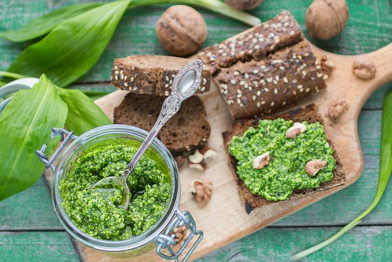 Pesto z medvědího česneku a vlašských ořechů