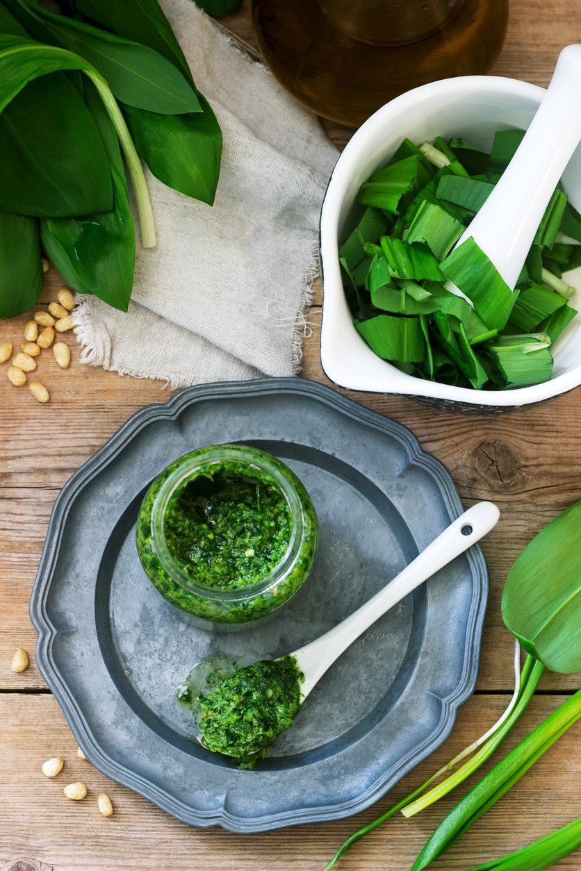 Pesto z medvědího česneku si můžete dát nejen s těstovinami, hodí se i na steaky či ryby a ozdobit jím můžete také jarní polévku či tousty