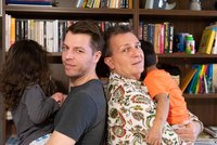 Gay pár má děti v pěstounské péči: Dvě třetiny Čechů jim fandí, dočasných rodičů je málo