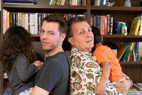 Gay pár má děti v pěstounské péči: Dvě třetiny Čechů jim fandí, dočasných rodičů je málo