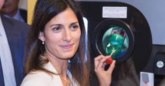 Starostka Říma Virginia Raggiová testuje automaty, které mění PET láhve za jízdenky na městskou hromadnou dopravu.