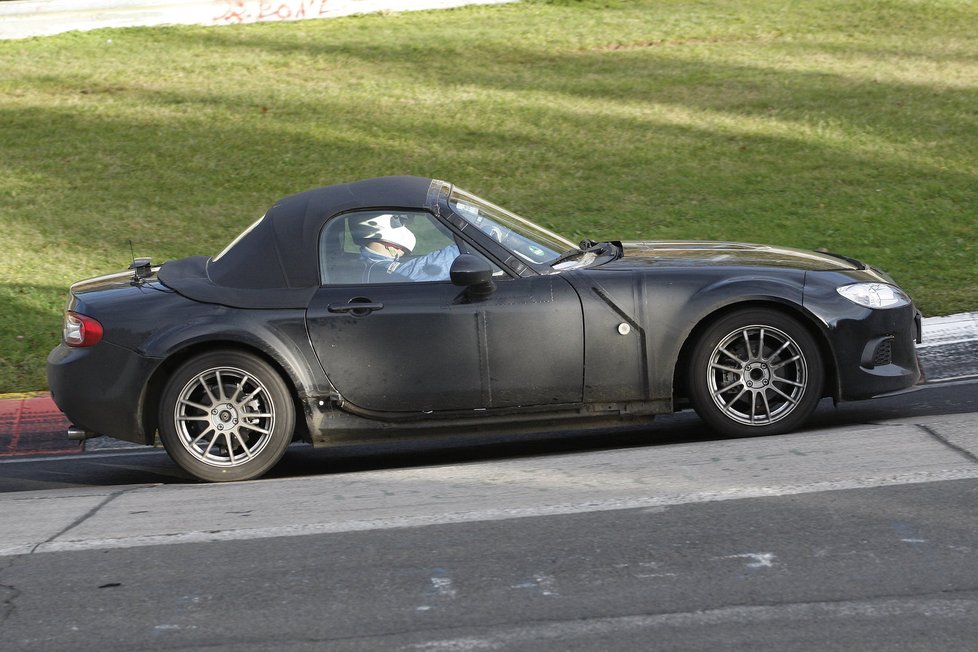 Mazda MX-5 vsadí na technologie Skyactiv, proslýchá se ale také cosi o navázání na tradici Wankelova motoru…