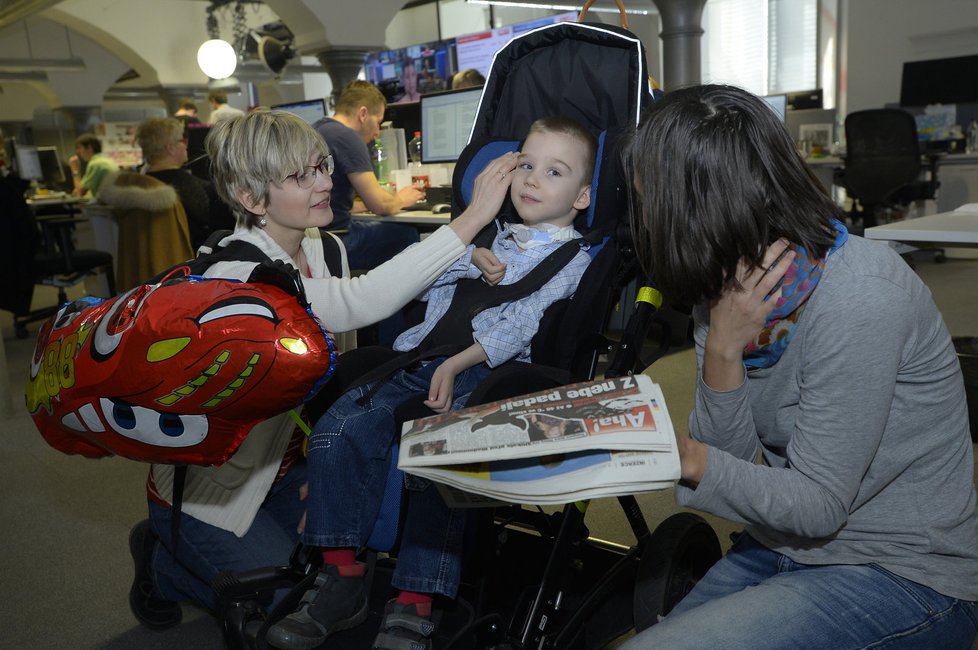 Péťa s maminkou na návštěvě v redakci Blesku