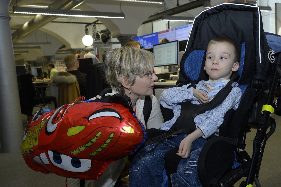 Péťa s maminkou na návštěvě v redakci Blesku