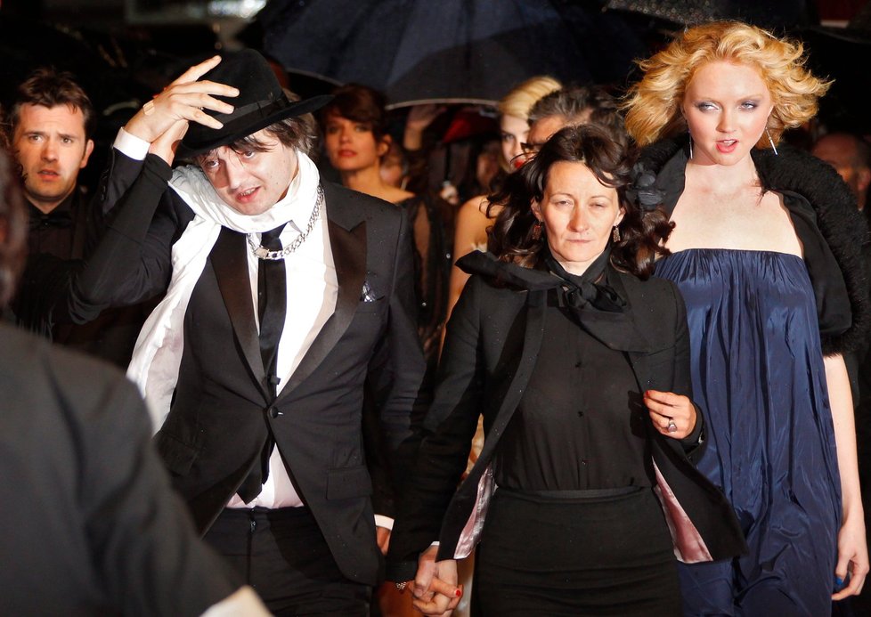 Pete Doherty s francouzskou herečkou Karole Rocher a britskou modelkou Lily Cole