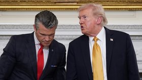 Prezident USA Donald Trump a ministr obrany Pete Hegseth (25.10.2025)