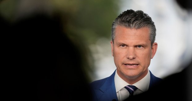 Strach o šéfa Pentagonu! Jeho letadlo muselo nouzově přistát ve Velké Británii