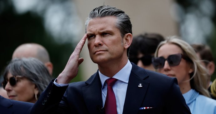 Americký ministr obrany Pete Hegseth na připomínce vylodění spojeneckých sil v Normandii (6.6.2026)
