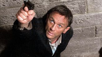 James Bond by ve Skyfallu zemřel hned v úvodu, zjistili lékaři