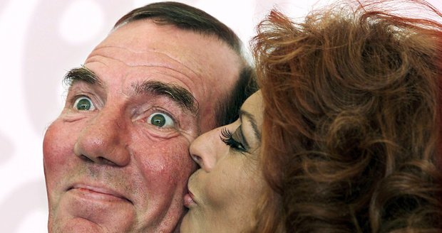 Herec Pete Postlethwaite zemřel na rakovinu. Na fotce s italskou herečkou Sophií Loren