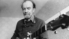 Zemřel legendární folkový písničkář Pete Seeger, autor hitu Řekni, kde ty kytky jsou