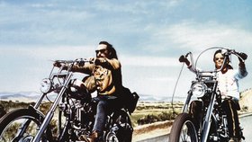 Tak si všichni pamatujeme: Fonda a Hopper na motorkách ve filmu Bezstarostná jízda