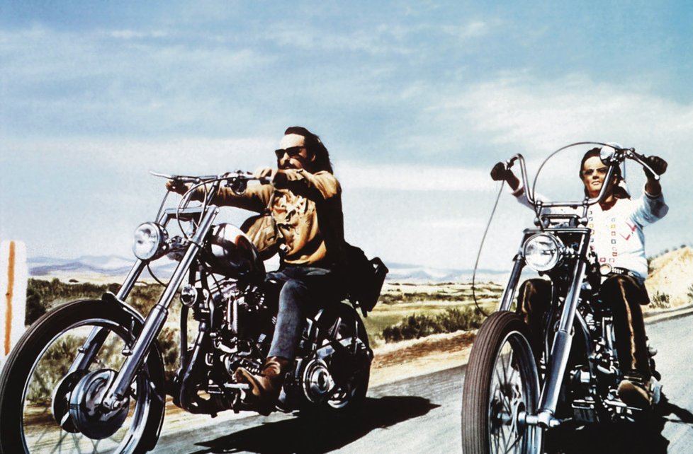 Dennis Hopper a Peter Fonda a Hopper na motorkách ve filmu Bezstarostná jízda.