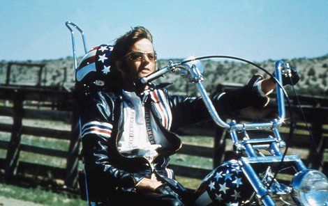 Peter Fonda (†79) ve snímku Bezstarostná jízda.