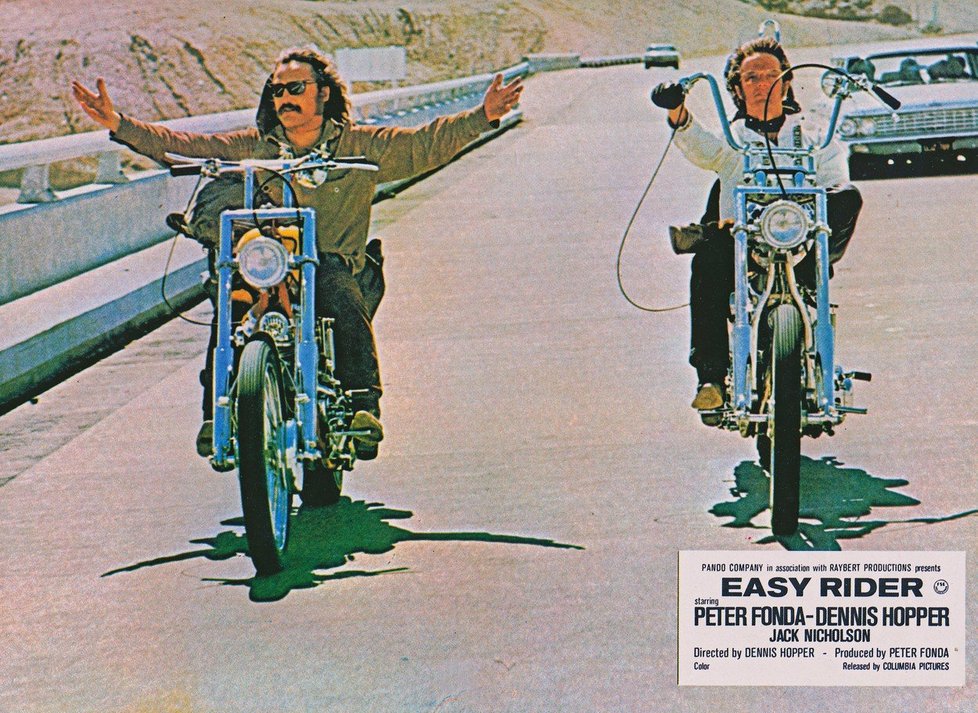 Dennis Hopper (†74) a Peter Fonda (†79) v road movie Bezstarostná jízda.