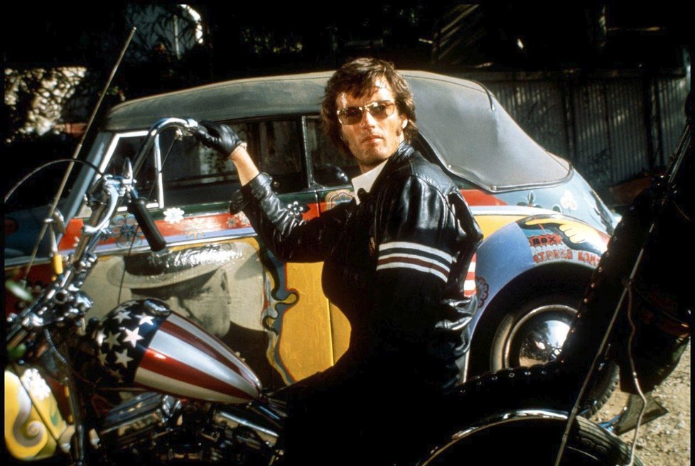 Peter Fonda (†79) ve snímku Bezstarostná jízda.