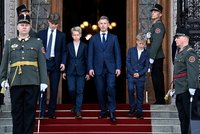 Tečka za Orbánem: Magyar se třemi syny slavil zvolení premiérem, Babiš poslal vzkaz
