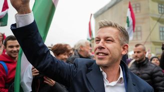 S pochodněmi proti Orbánovi. Péter Magyar burcuje u Balatonu. Glosujeme živě akci Orbánova soupeře S pochodněmi proti Orbánovi. Péter Magyar burcuje u Balatonu. Glosujeme živě akci Orbánova soupeře