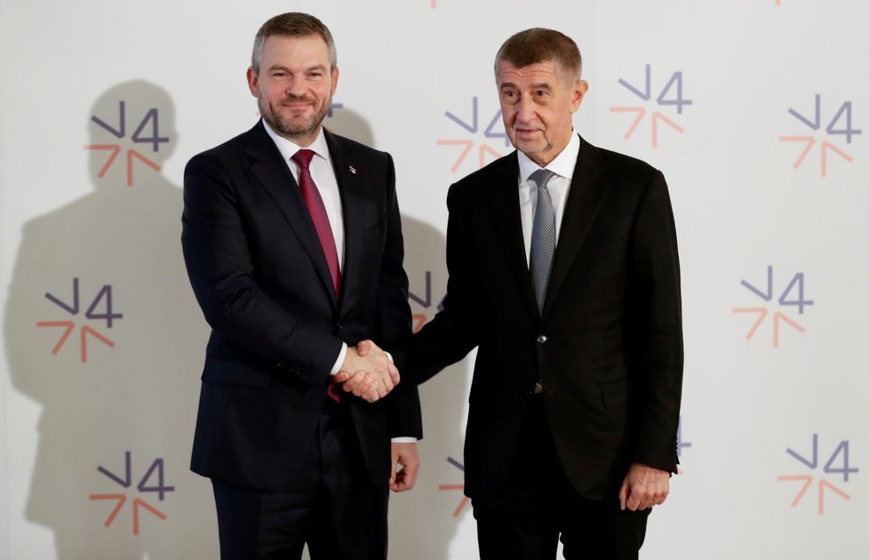 Český premiér Andrej Babiš se slovenským premiérem Peterem Pellegrinim během summitu zemí Visegrádské skupiny (V4) a Rakouska v Národním muzeu v Praze (16. 1. 2020)