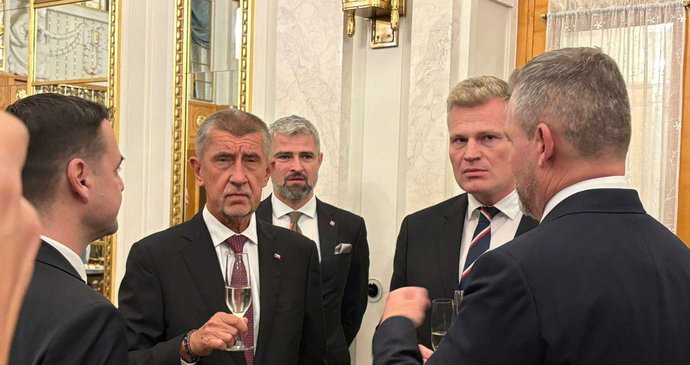 Peter Pellegrini jednal po koncertě s Andrejem Babišem a Motoristy (4. 11. 2025).